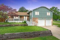 Building Photo - HUGE 4 Bedroom, 3.5 Bathroom!