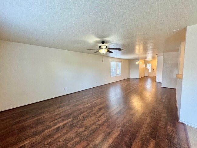 Building Photo - *COMING SOON* MOVE IN SPECIAL Beautifully Designed Two-Story Home with Loft and Garden Tub!