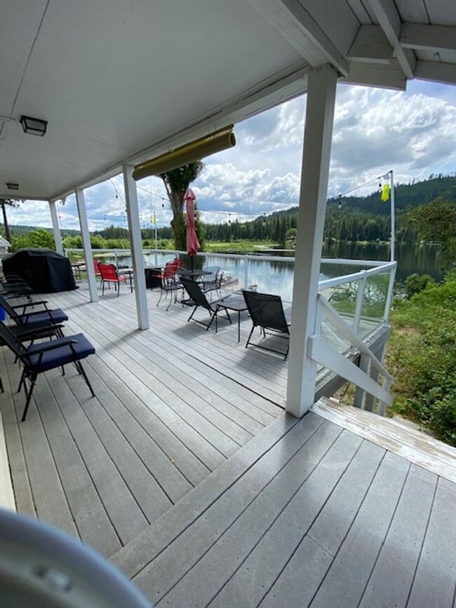 Building Photo - Cabin on the Lake!! Fully furnished 5-bedr...