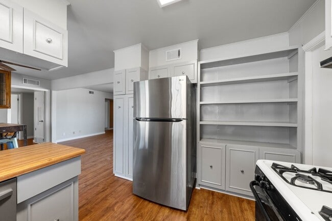 Building Photo - 303 Marquis Ln