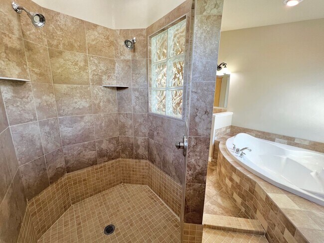 Building Photo - 5 Bed 3 Bath Bridge Tower Beauty