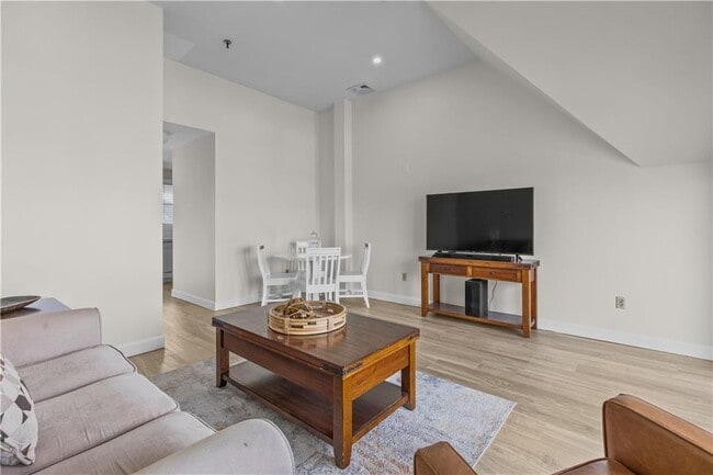 Building Photo - 580 Thames St