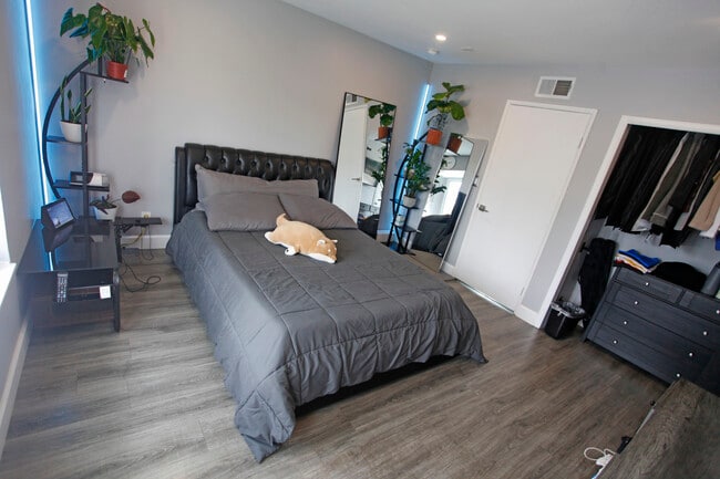 Building Photo - 2053 Barry Ave