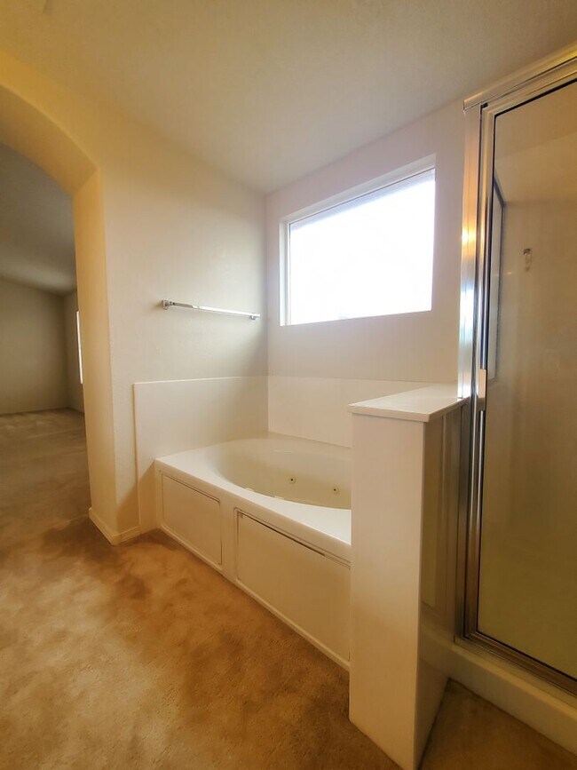 Building Photo - Stunning 2 story 2575 sq ft home- New Carpet