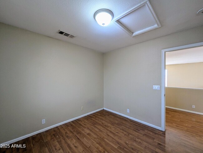 Building Photo - 8861 W Paradise Dr