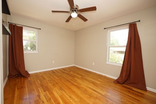 Building Photo - 4 Bedroom Home in Valparaiso- Near Eglin AFB