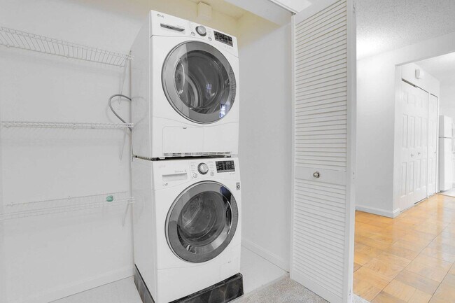 Building Photo - 320 23rd St S