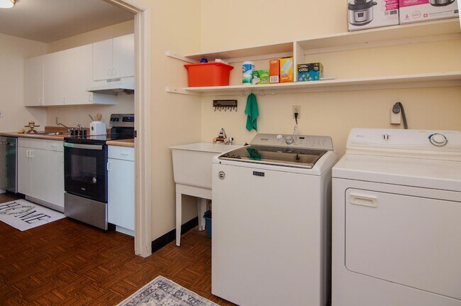 Building Photo - 609 Watersedge Dr