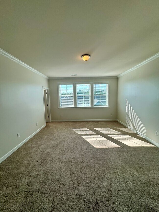 Building Photo - Beautiful 3BR/3.5BA Townhome in Rea Farms