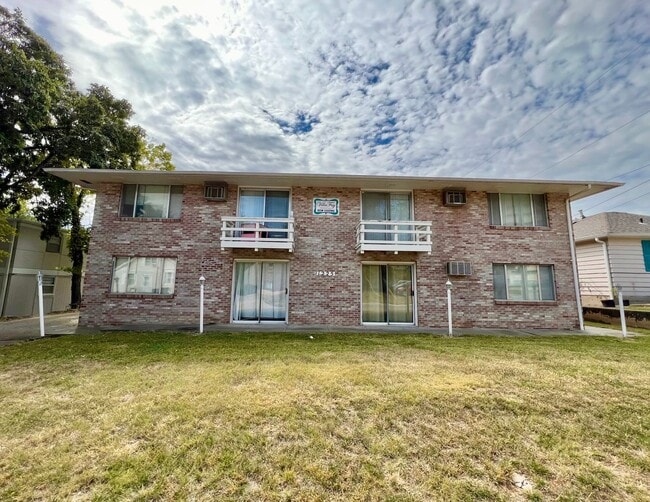 Primary Photo - Spacious 1 Bdr Apt Across from KSU - Preleasing for 26/27 School Year!