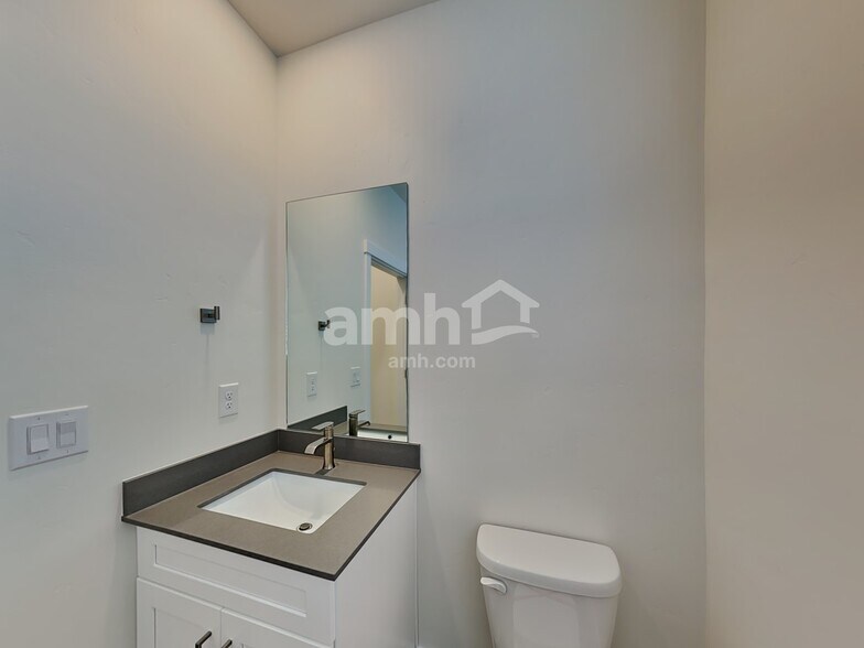 Building Photo - 1515 W Afton St