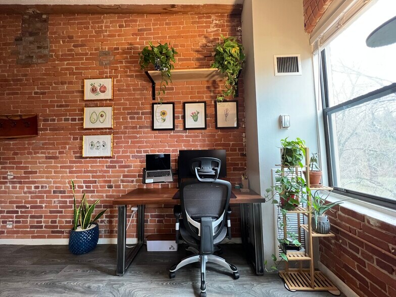 Building Photo - 222 Williams St E