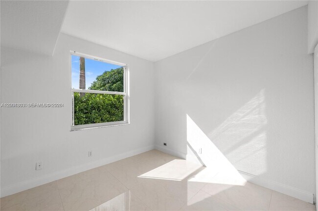 Building Photo - 16449 SW 84th Pl