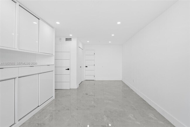 Building Photo - 4101 Pine Tree Dr