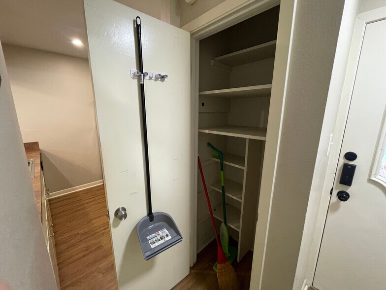 Building Photo - Room in Condo on E Hill Dr