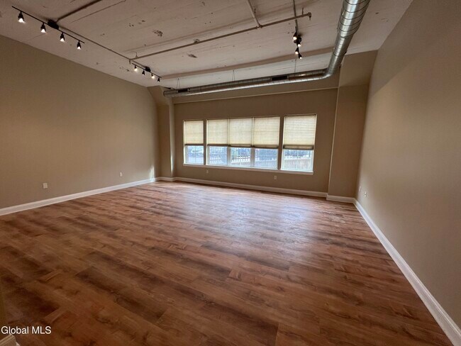 Building Photo - 733 Broadway