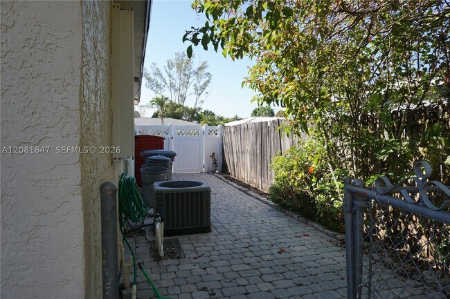 Building Photo - 4857 Alfresco St