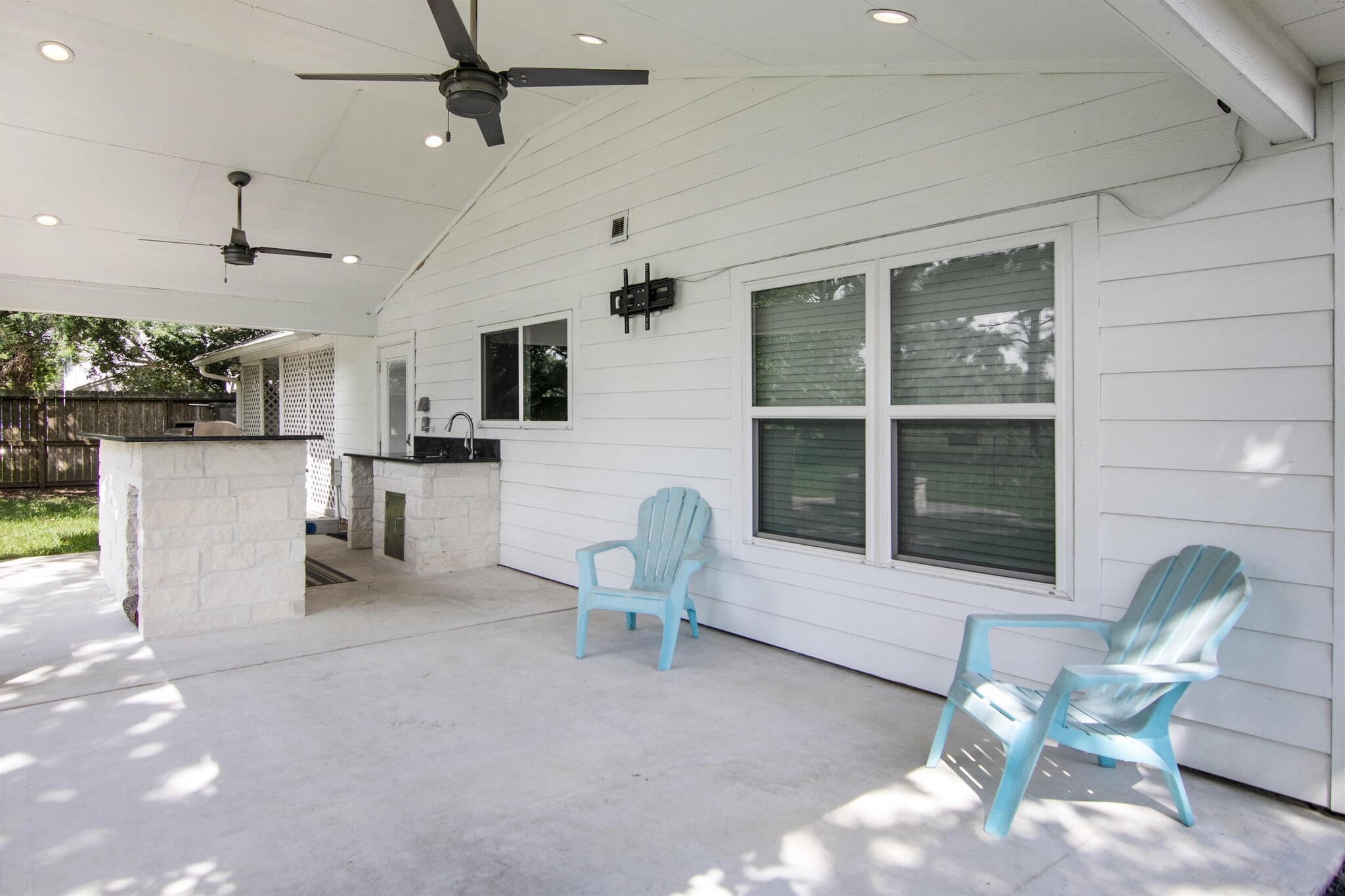Building Photo - 255 E Castle Harbour Dr