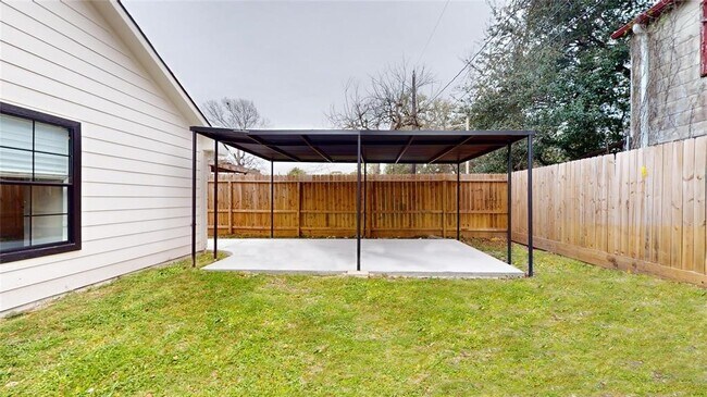 Building Photo - 304 Graceland St