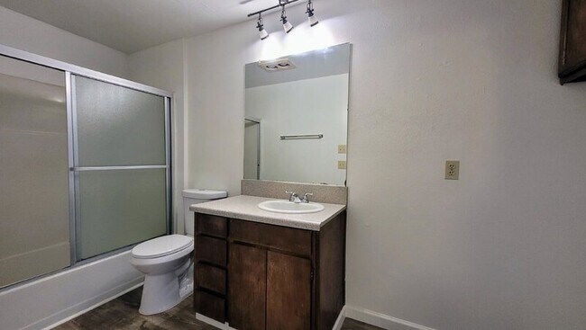 Building Photo - 128 NE Atkinson Ct