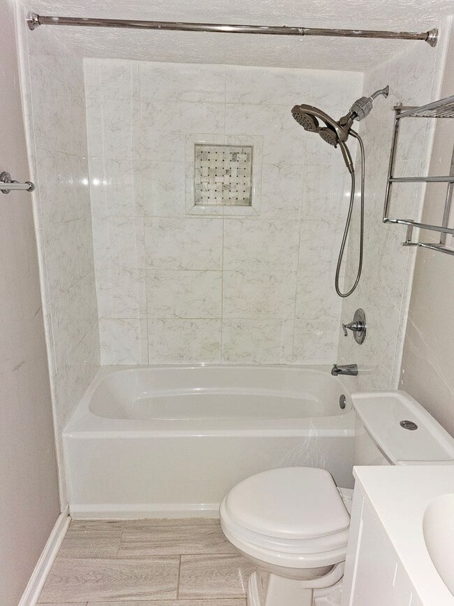 Building Photo - COMING SOON! 2BR Townhome in Clintonville near OSU – W/D, Parking, Pet Friendly