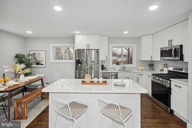 Building Photo - 10 Wendslow Rd