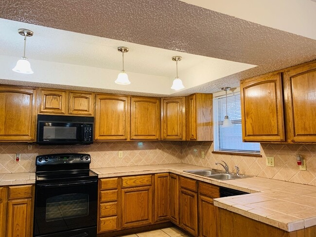 Building Photo - 3 Bed | 2 Bath | 2 Car Garage - Duplex - UNDER $1000 per month - Putnam City Schools