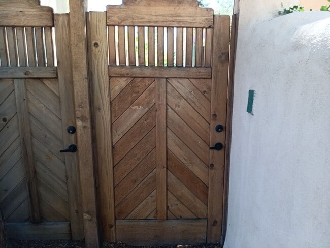 Building Photo - Charming 2-bedroom, 1-bathroom home! Showings available now! Move in special!!