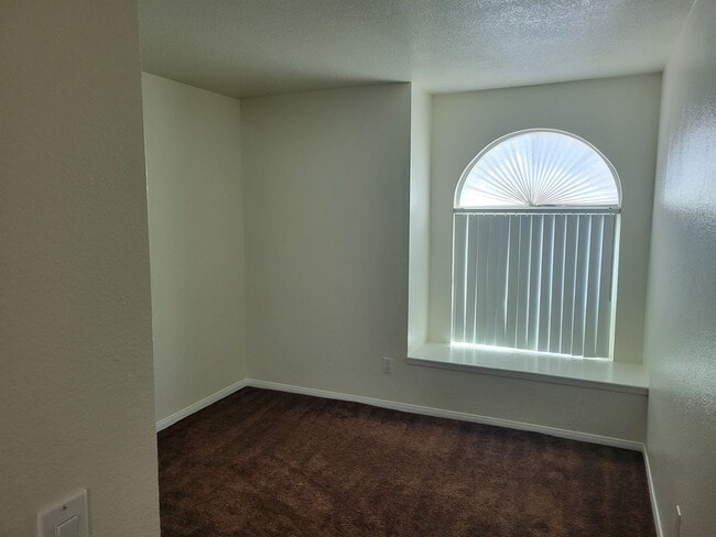 Building Photo - COMING SOON *Great 3 Bedroom Condo in Lakes Area*