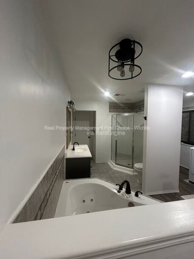 Building Photo - 200 S Lamar Ave