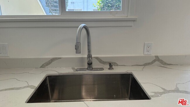 Building Photo - 517 S Kenmore Ave