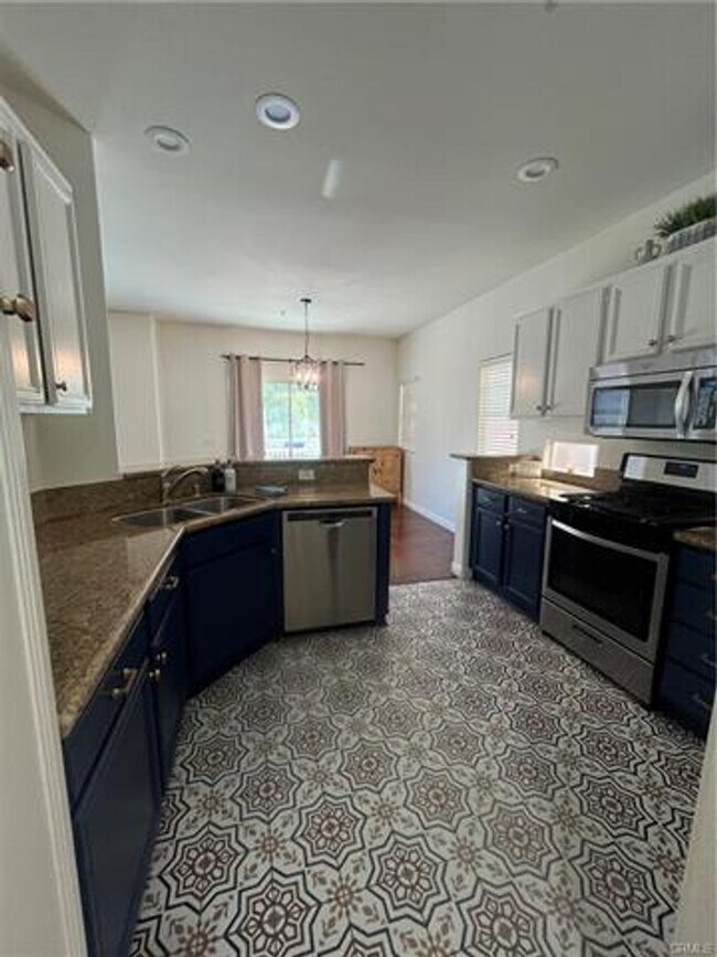 Building Photo - Beautifully designed townhome
