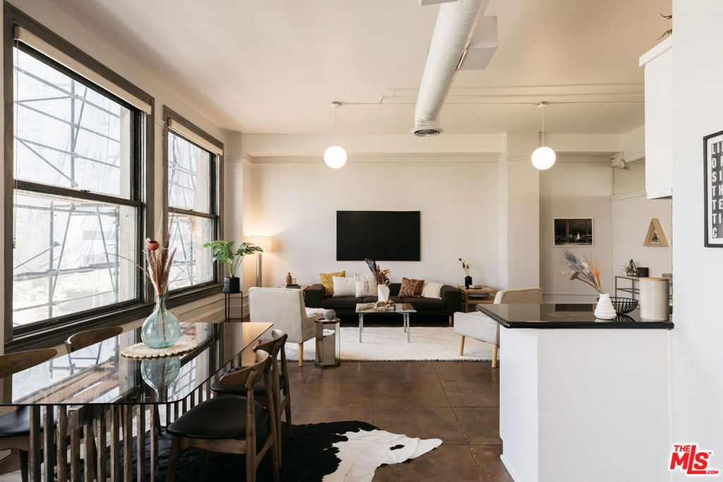 Building Photo - 108 W 2nd St