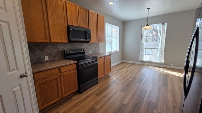 Building Photo - 3 Bedroom 2 Bath Home With Large Unfinished Basement