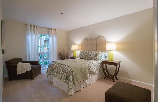 Building Photo - Live by the Bay: Renovated 2 Bed, 2 Bath