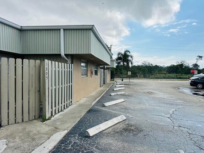 Building Photo - 1305 Gateway Dr