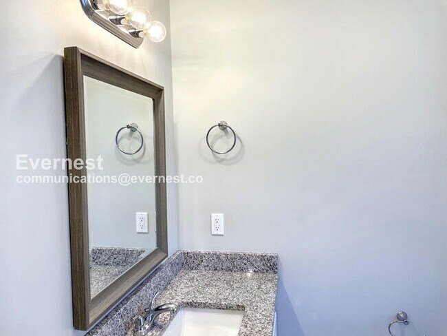 Building Photo - 3 Bed, 2 Bath Home with Off-Street Parking...