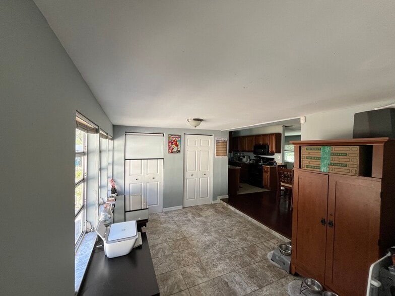 Sunroom kitchen view - 1833 Lombardy Dr