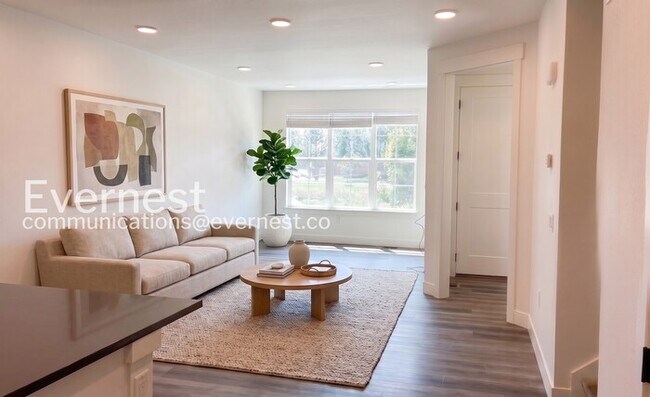Building Photo - 3 Bed/2.5 Bath Town Home with Garage / Available Now!