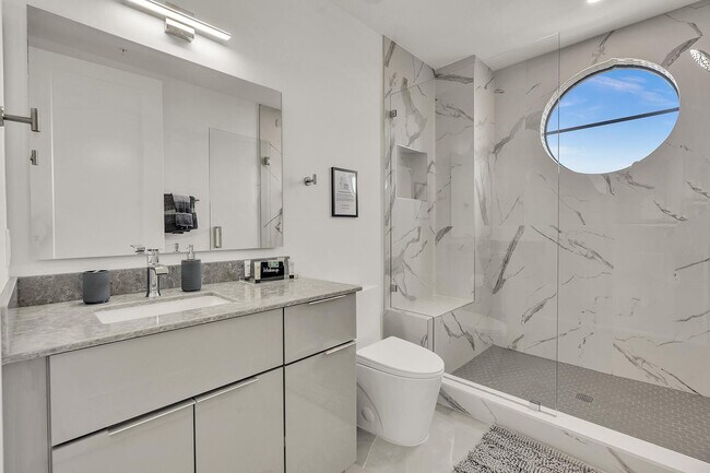 Building Photo - 2100 Miami Rd