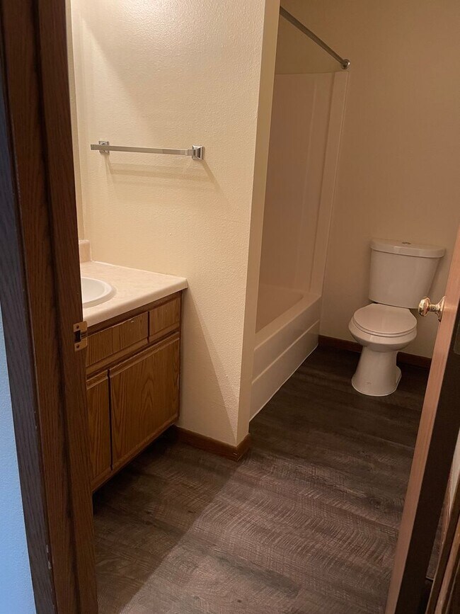 Building Photo - 4 Bedroom 2 Bathroom Apartment