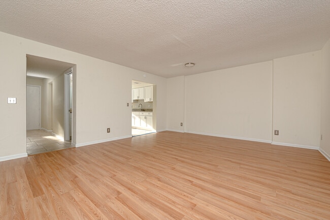 Building Photo - 5 Oakwood Park