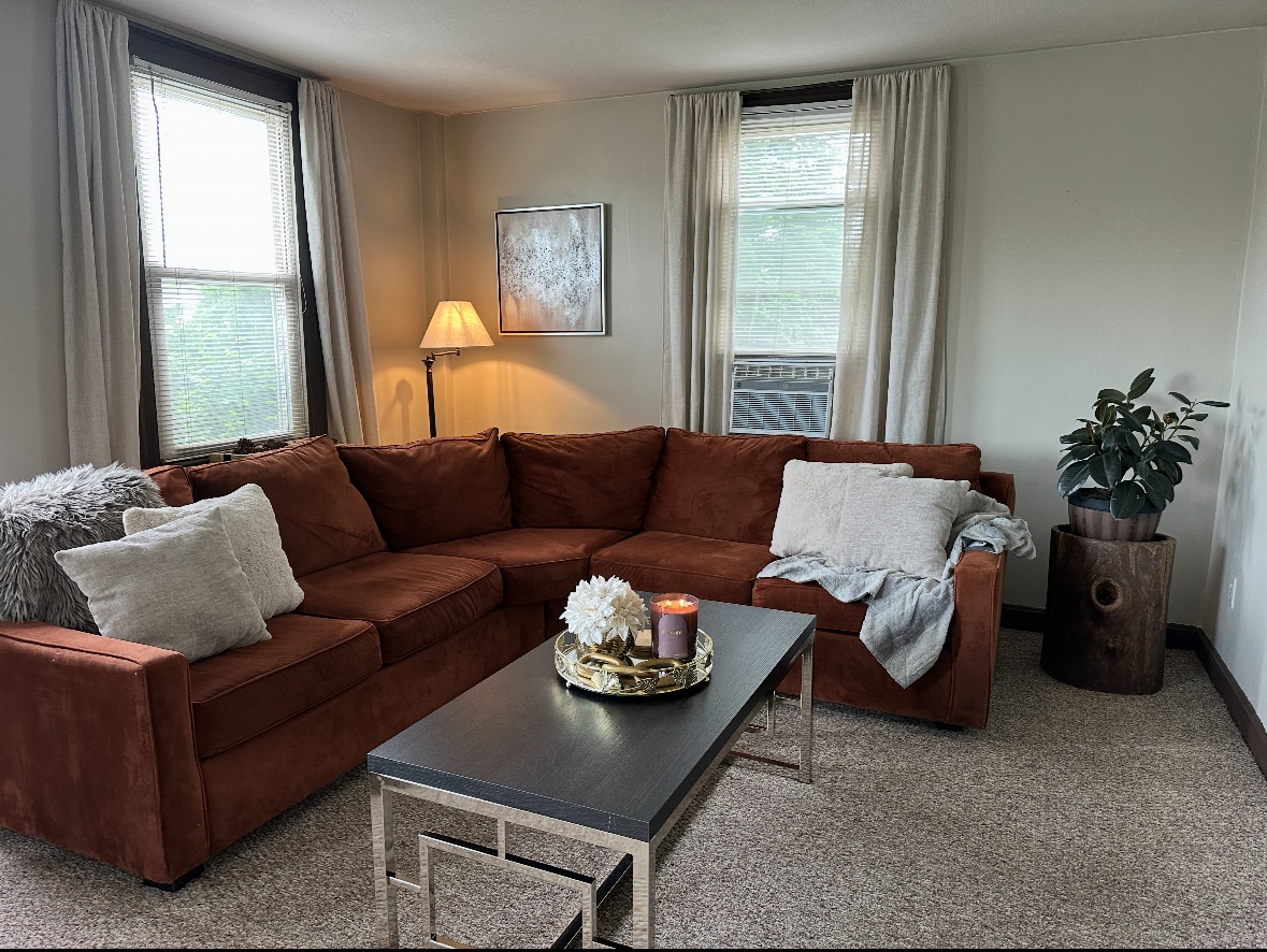 Spacious living room - 161 N Main St