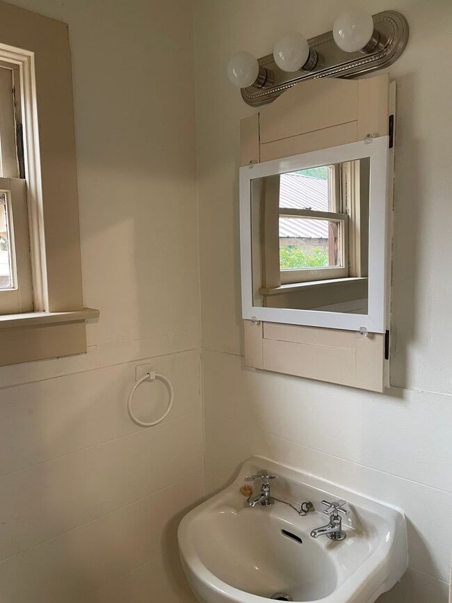 Building Photo - CHARMING 2 BED 1.5 BATH HOME IN DOWNTOWN AREA