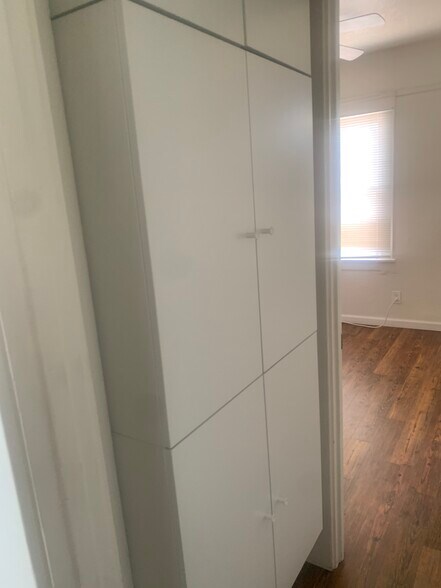 Building Photo - 1033 E 4th St