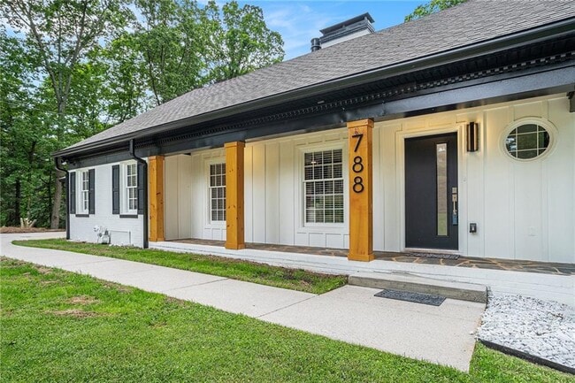 Building Photo - 788 Sherwood Rd N W