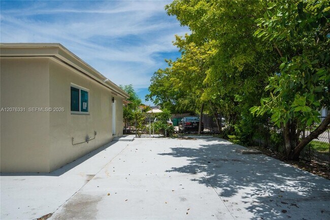 Building Photo - 1701 NW 19th Ave