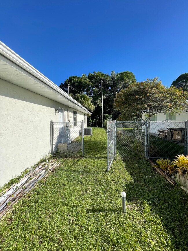 Building Photo - 2616 Newport Dr