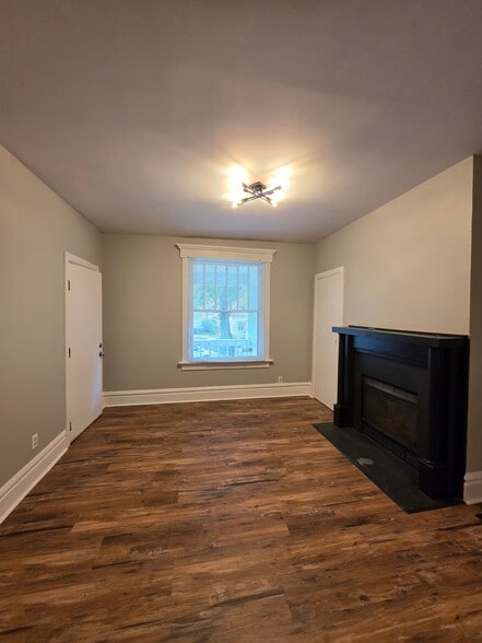 Living room - 220 E Oakland Ave