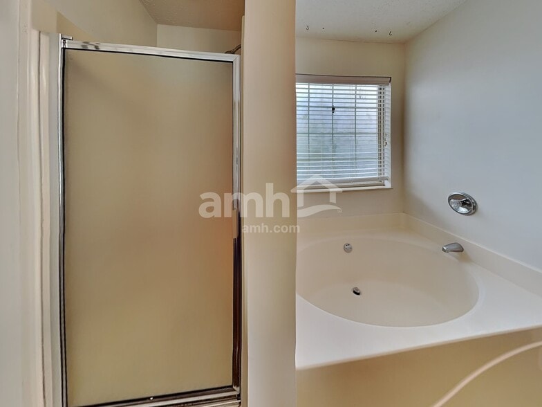 Building Photo - 120 Rose Garden Ln